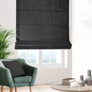 Roleta rzymska czarna z tkaniny welwetowej w pionowe prążki, wykończona obciążnikiem