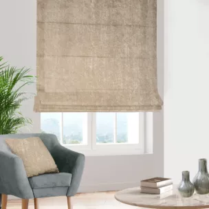 Roleta rzymska beżowa z miękkiej tkaniny welwetowej z efektem kreszowania