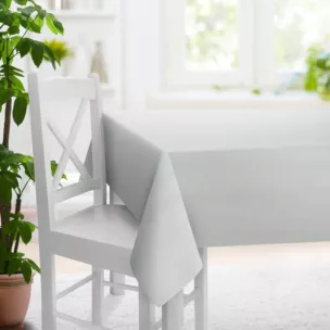 Obrus szyty jasnoszary z tkaniny z dodatkiem połyskującej nici, z widocznym ozdobnym splotem