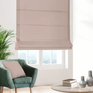 Roleta rzymska STYLE pudrowo różowa o naturalnym charakterze, z widocznym, ozdobnym splotem
