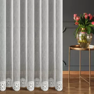 Firana szyta na przelotkach naturalna z cienkiej matowej tkaniny z efektem deszczyku zdobionej kordonkową aplikacją