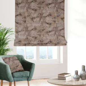 Roleta rzymska beżowo złota z miękkiej, welwetowej tkaniny z nieregularnym wzorem i błyszczącym nadrukiem Italissima Eva Minge