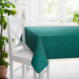 Obrus szyty ciemnozielony z miękkiej półmatowej tkaniny welwetowej