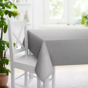 Obrus szyty srebrny z tkaniny szenilowej o wyraźnym splocie