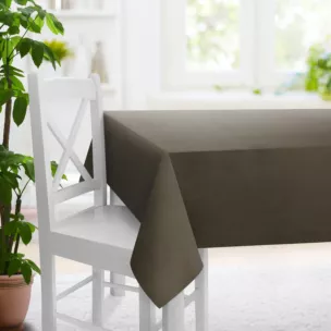 Obrus szyty jasnobrązowy z gładkiej tkaniny zaciemniającej typu dimout