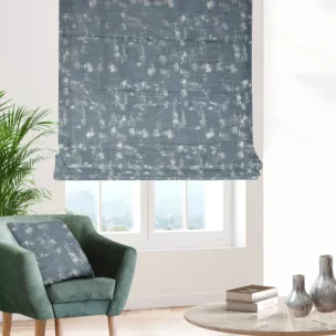 Roleta rzymska niebiesko srebrzysta z tkaniny w stylu eko z błyszczącym nadrukiem