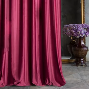 Zasłona szyta na taśmie 5 cm ITALIA bordowa z tkaniny welwetowej o delikatnym połysku