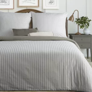 Pościel 140x200 cm komplet 2 częściowy z satyny bawełnianej kolor biało, stalowy w paseczki RAYA Eurofirany
