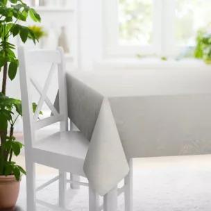 Obrus szyty jasnokremowo złocisty z miękkiej tkaniny welwetowej z ornamentowym błyszczącym nadrukiem