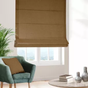 Roleta rzymska brązowa z tkaniny o naturalnym splocie w stylu eko