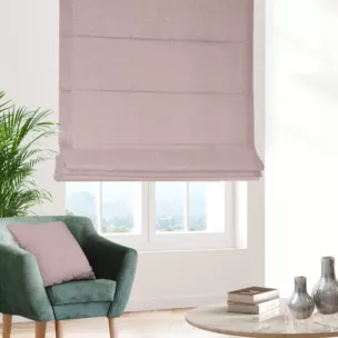 Roleta rzymska pudrowo różowa o naturalnym charakterze, z widocznym, ozdobnym splotem