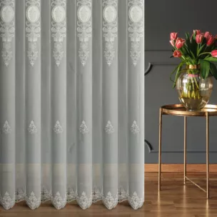 Firana szyta na flexach naturalno popielata z delikatnej tkaniny typu aden, wykończonej kordonkowym haftem Italissima Eva Minge