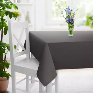 Obrus szyty grafitowy z gładkiej tkaniny zaciemniającej typu dimout wykończona obciążnikiem