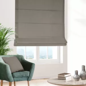 Roleta rzymska jasnobrązowa z tkaniny blackout zaciemniającej w 100% o naturalnej strukturze