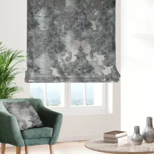 Roleta rzymska srebrno niebieska z miękkiej, welwetowej tkaniny w duży wzór ornamentowy Italissima Eva Minge