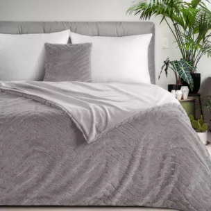 Koc 150x200 cm srebrny, z futrzanej tkaniny zdobiona wytłaczanym efektem 3D KATE Eurofirany