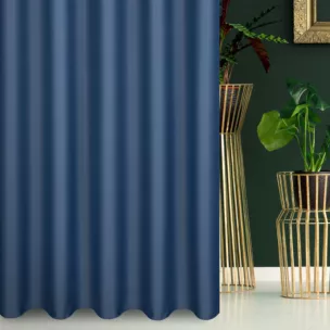 Zasłona szyta na taśmie fala granatowa z gładkiej tkaniny zaciemniającej typu dimout wykończona obciążnikiem