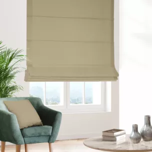 Roleta rzymska ciemnokremowa z gładkiej tkaniny zaciemniającej typu dimout wykończona obciążnikiem