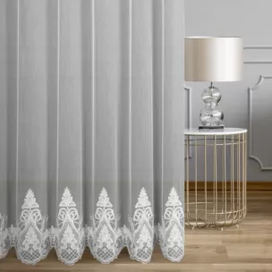 Firana szyta na taśmie 5 cm biała z łańcuszkowym haftem na tkaninie typu ADEN z delikatnym efektem deszczyku, zdobiona kryształkami Italissima Eva Minge