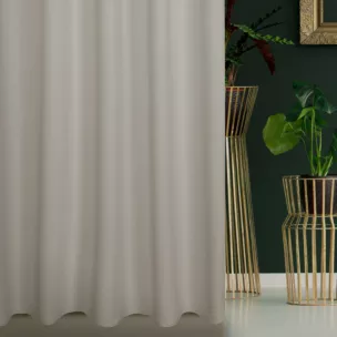 Zasłona szyta na taśmie fala jasnobeżowa z gładkiej tkaniny zaciemniającej typu dimout wykończona obciążnikiem