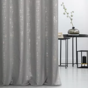 Zasłona szyta na przelotkach popielato złocista z miękkiej tkaniny o strukturze weluru z połyskliwym nadrukiem