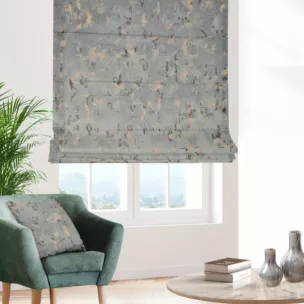 Roleta rzymska jasnosrebrno złocista z tkaniny welwetowej zdobionej połyskującym drukiem