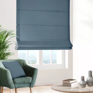 Roleta rzymska ciemnoniebieska z miękkiej, matowej tkaniny w drobny geometryczny wzór