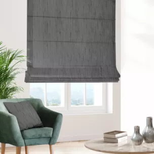 Roleta rzymska szara z tkaniny welwetowej w pionowe prążki, wykończona obciążnikiem