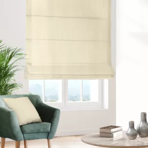 Roleta rzymska kremowa z błyszczącej tkaniny zaciemniającej