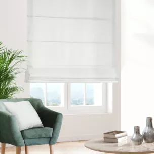 Roleta rzymska kremowa o naturalnym charakterze, z widocznym, ozdobnym splotem