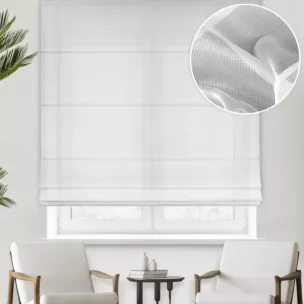 Roleta rzymska biała z miękkiej tkaniny o lekkim splocie i delikatnym połysku, wykończona obciążnikiem