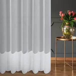 Tkanina firanowa z adenu zdobiona pasem kornelii