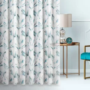 Zasłona szyta na taśmie fala DARREN kremowo turkusowa z półprzezroczystej tkaniny o luźnym splocie drukowanej w roślinny wzór
