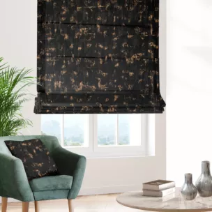 Roleta rzymska czarno złocista z tkaniny welwetowej zdobionej połyskującym drukiem