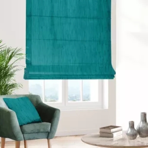 Roleta rzymska ciemnoturkusowa z tkaniny welwetowej w pionowe prążki, wykończona obciążnikiem