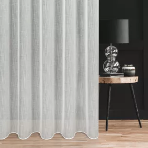 Firana szyta na przelotkach naturalna z gładkiej, miękkiej etaminy z delikatnie zarysowanym wzorem w prążki, wykończona obciążnikiem
