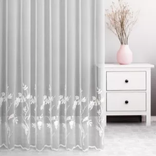 Firana szyta na taśmie 5 cm naturalna z delikatnej tkaniny typu aden zdobionej aplikacją