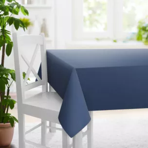 Obrus szyty ciemnoniebieski z miękkiej tkaniny w drobny wzór jodełkowy