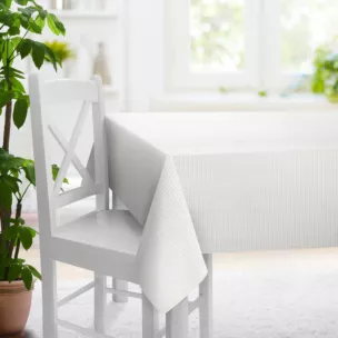 Obrus szyty FLAVIO kremowo szampański z dwustronnej tkaniny, deseń w krateczkę z dodatkiem srebrnej nici