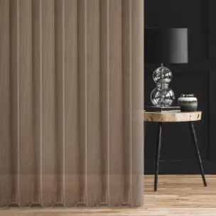 Firana szyta na taśmie 5 cm beżowo czarna z drobnej siatki w pionowe prążki, wykończona obciążnikiem