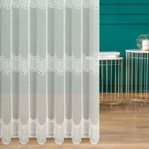Firana szyta na przelotkach kremowa matowa tkanina Peru, zdobiona haftem ażurowym tworzącym trzy poziome pasy