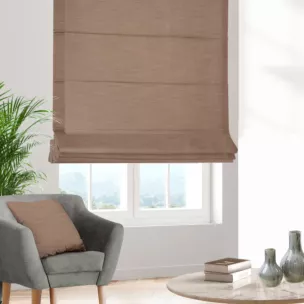 Roleta rzymska jasnobrązowa z miękkiej tkaniny o naturalnym splocie w stylu ekologicznym