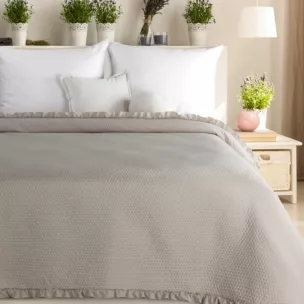 Narzuta ciemnobeżowa pikowana metodą hot press z ozdobną falbanką 220x240 cm FALBANKA Design 91  Eurofirany