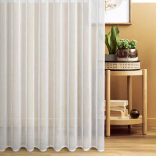 Firana szyta na tunelu biała z matowej siatki o delikatnym splocie