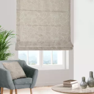 Roleta rzymska beżowa z tkaniny z wzorem przetykanym błyszczącą nicią