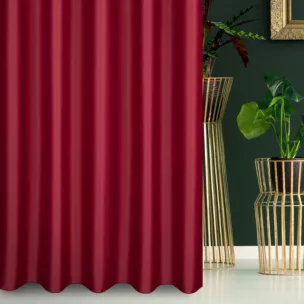 Zasłona szyta na taśmie fala bordowa z gładkiej tkaniny zaciemniającej typu dimout wykończona obciążnikiem