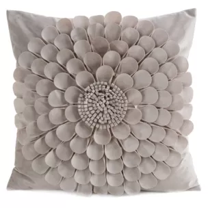 Poszewka na poduszkę 45 x 45 cm z welwetu kolor beżowy zdobiona kwiatem 3D FLORES 2 Eurofirany