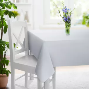 Obrus szyty biały z miękkiej tkaniny o welurowej strukturze i wyraźnym splocie