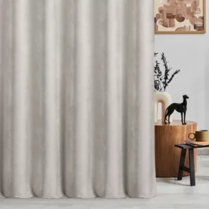 Zasłona szyta na przelotkach srebrna z tkaniny o szenilowej strukturze