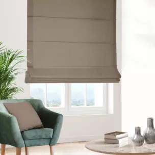 Roleta rzymska ciemnobeżowa ze strukturalnej tkaniny typu blackout, zaciemniająca w 100%